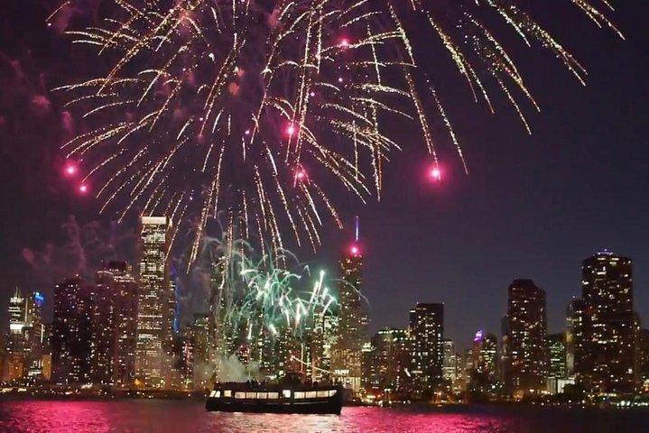 Crucero con fuegos artificiales por el lago Michigan en Chicago