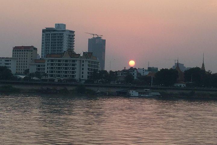 Phnom Penh boating sunset Tour