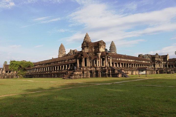 シェムリアップタウンからアンコールワット寺院へのサンライズ小グループツアー