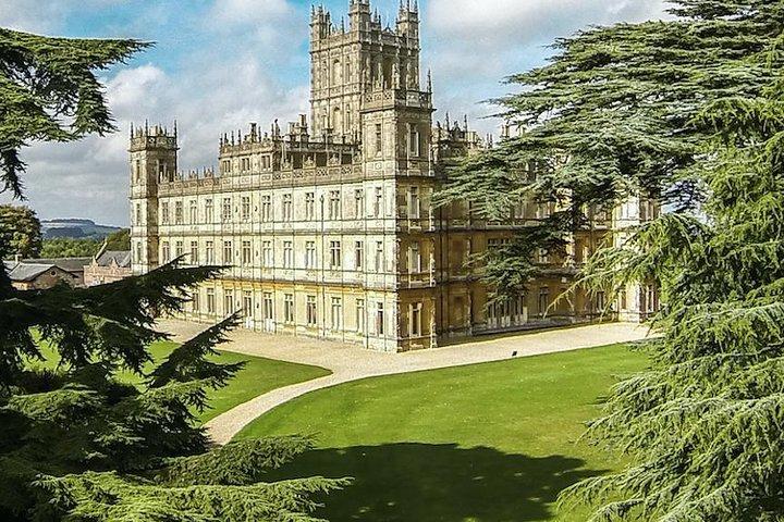 ロンドン発シェアグループ・ダウントン寺院とハイクレア城ツアー