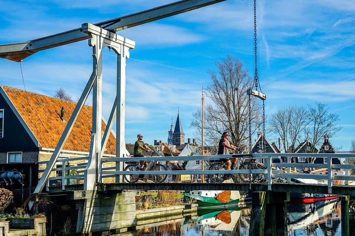 Volendam：田園地帯と漁師の村のルートを提案するE自転車のレンタル