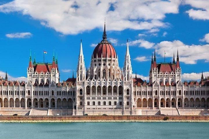 21-dages omfattende europæisk højdepunkter tur fra Frankfurt: Tyskland, Tjekkiet, Slovakiet, Ungarn, Østrig, Schweiz, Italien, Frankrig, Holland, Belgien og Luxembourg