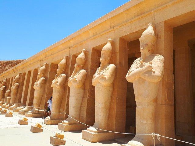 Luxor DenderaとAbydosの最高の古代のモニュメントを見る3日間のツアー