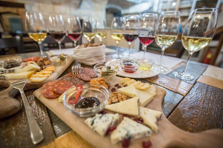 Degustação de vinhos húngara (com queijo e charcutaria) em Budapeste