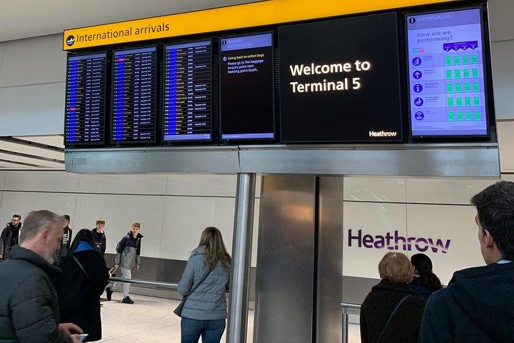 ロンドンのヒースロー空港に到着