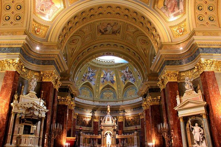 Budapest Christmas Walking Tour & Entry to St Stephen's Basilica