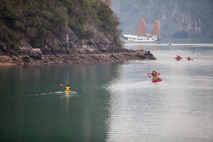 6-stündige Deluxe-Kreuzfahrt in der Halong-Bucht, um die überraschende Höhle und die Insel Titop zu besuchen