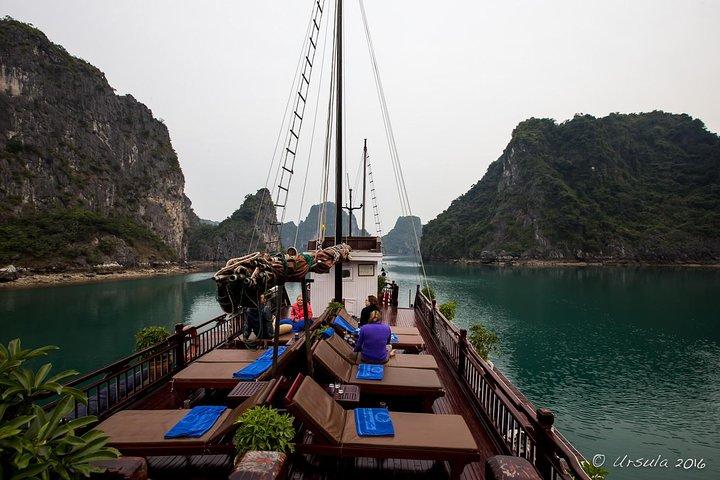6-stündige Deluxe-Kreuzfahrt in der Halong-Bucht, um die überraschende Höhle und die Insel Titop zu besuchen