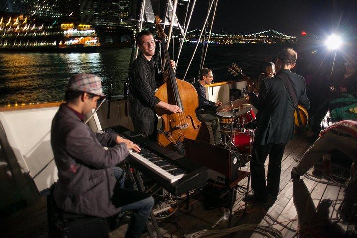 New York Harbor Wine and Jazz Sail an Bord der Clipper City