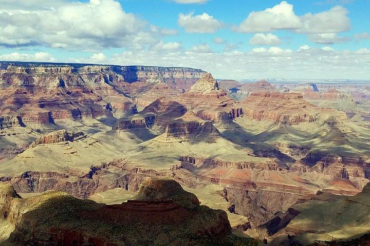 グランド キャニオン エクスプローラー : セドナまたはフラッグスタッフからの遺跡を巡る日帰り旅行