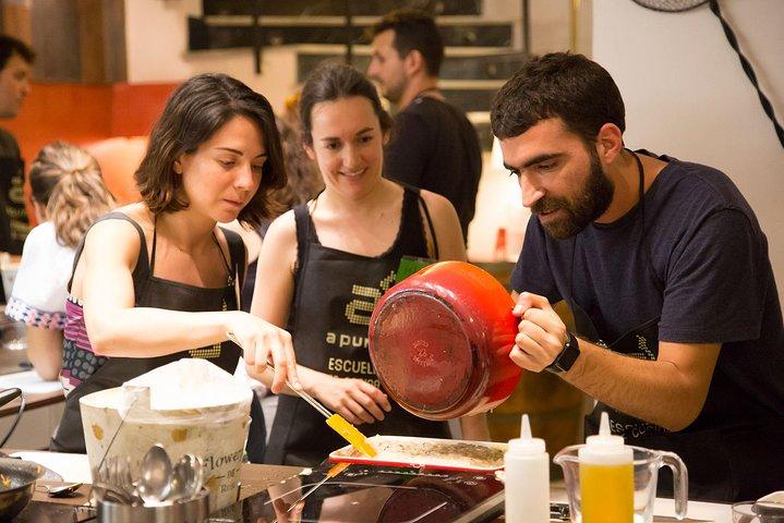 10 Tapas kooklessen in Madrid met Sangria