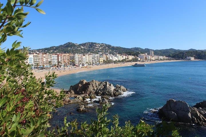 Costa Brava Day Sightseeing Tour with Boat Trip from Barcelona