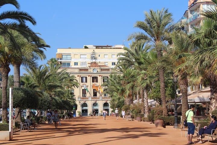 Costa Brava Day Sightseeing Tour with Boat Trip from Barcelona