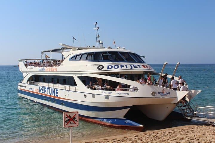 Costa Brava Day Sightseeing Tour with Boat Trip from Barcelona