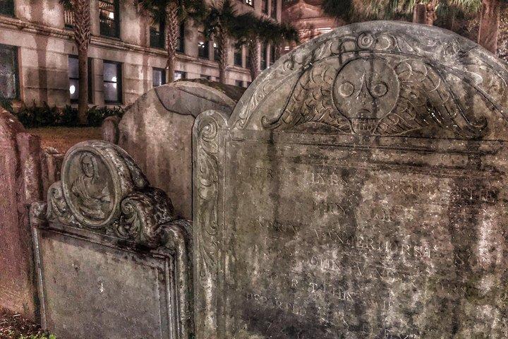 Visita guiada nocturna a pie por el fantasma y el cementerio de Charleston