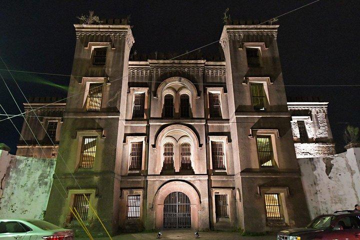 Tour a pie nocturno por la cárcel encantada de Charleston con admisión a la cárcel de la ciudad vieja