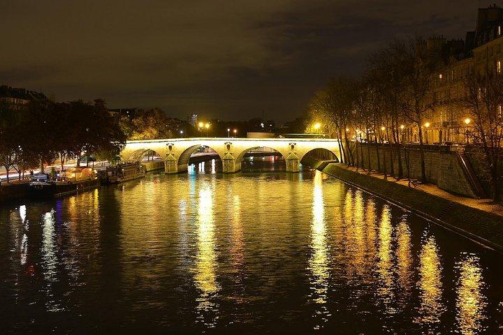 Paris à noite com cruzeiro no rio Sena e transporte de luxo de ida e volta