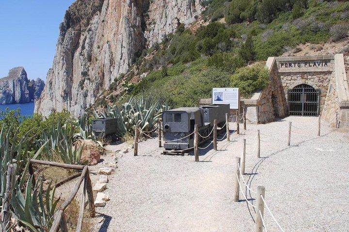 カリアリ：チアからの終日ポルトフラビアとズッダス洞窟のプライベート体験