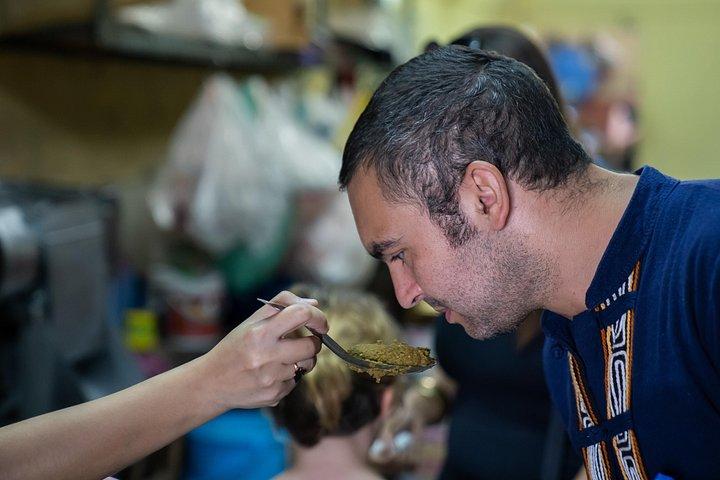 現地ガイドが同行するバーンラックのバンコク・フードツアー