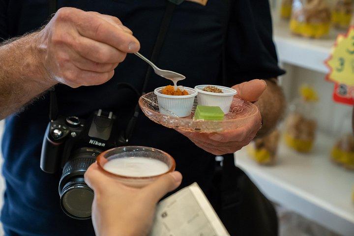 現地ガイドが同行するバーンラックのバンコク・フードツアー