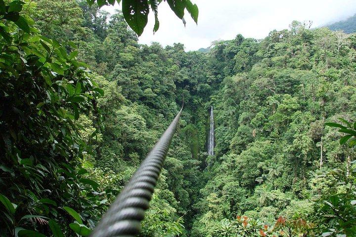 Zipline sopra La Fortuna Waterfall
