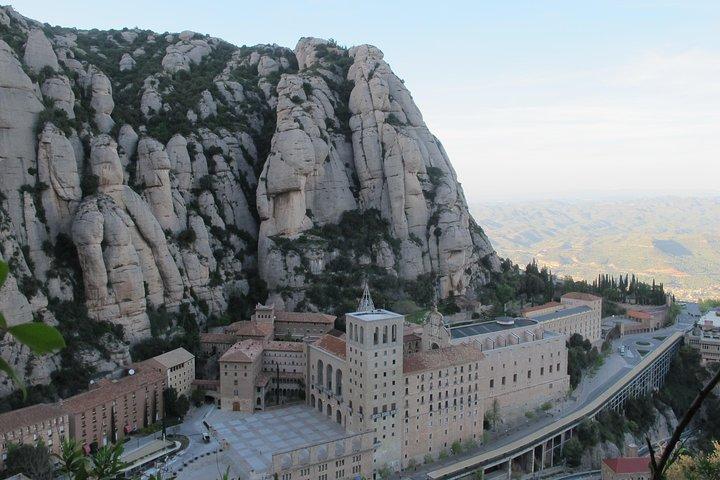 Tour privato di Montserrat con 2 guide e ritiro in hotel
