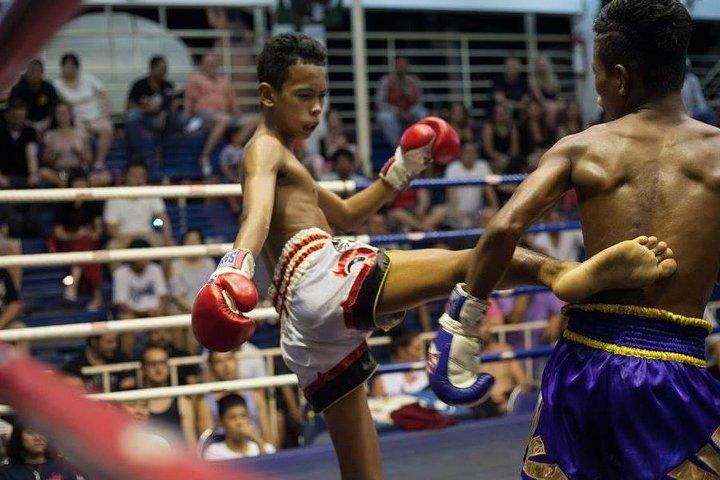 Affrontement de boxe muay thaï au stade Patong