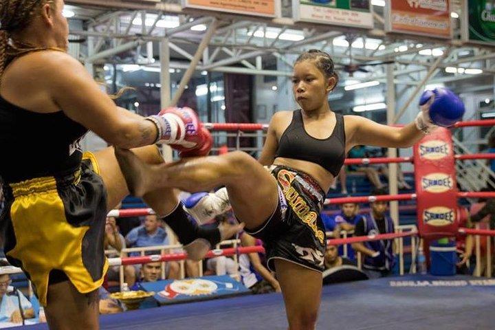 Affrontement de boxe muay thaï au stade Patong