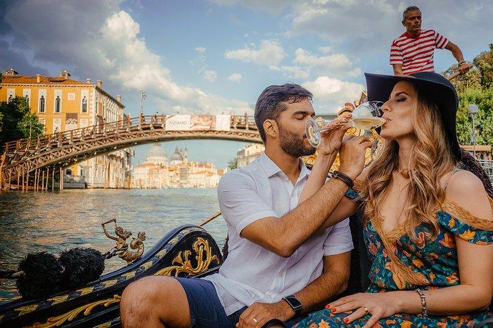 Gondelfahrt und Aperitif in einem venezianischen Palast