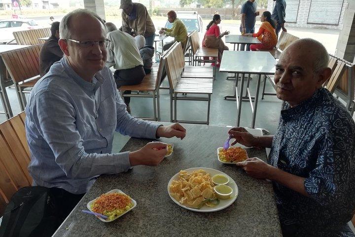 ガイドと昼食付きの専用車での世界遺産アーメダバード市内ツアー