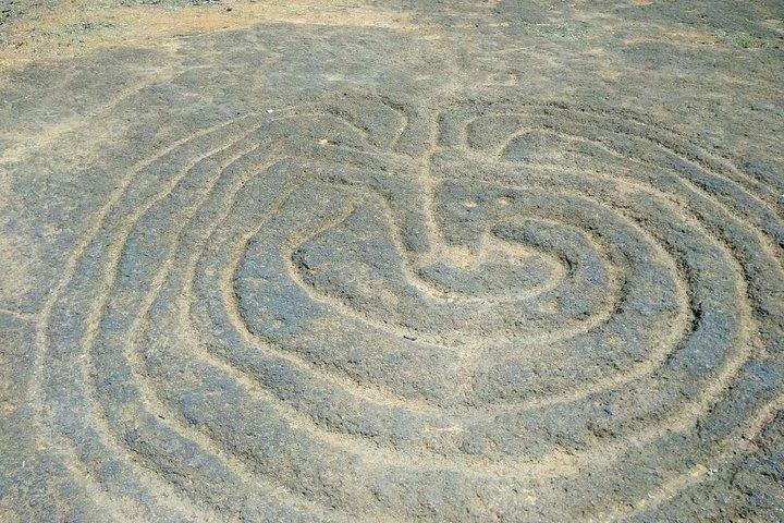 Tour privato di Goa dell'antica arte rupestre, grotta di laterite e lago di bolle con pranzo