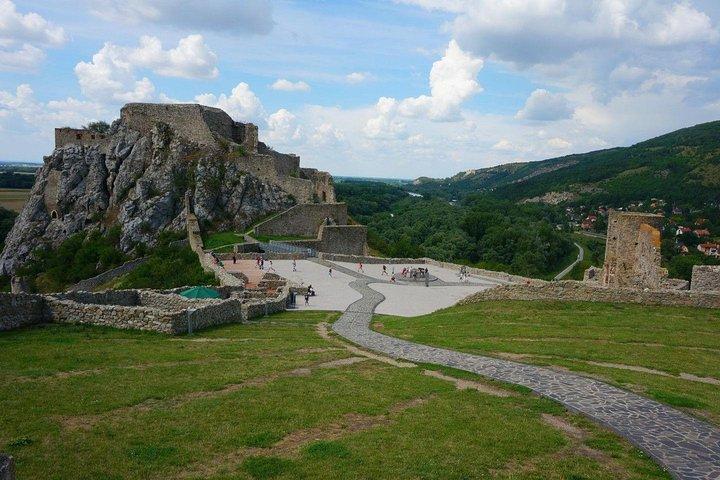 Devin Castle Tour med vinsmagning