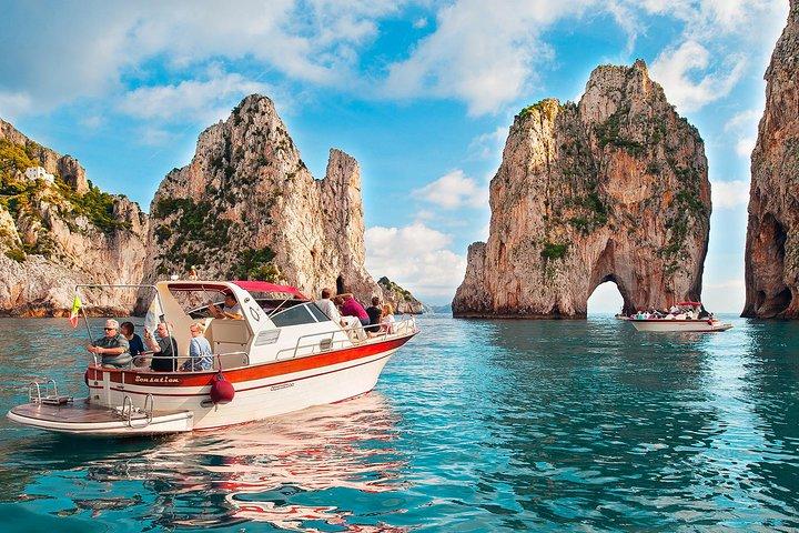 ソレントからカプリ島への小グループボート日帰り小旅行