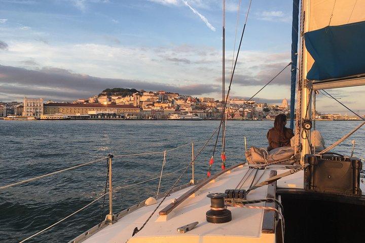 Lisbon Sunset Sensations auf einem privaten Segelboot mit Wein und Snacks