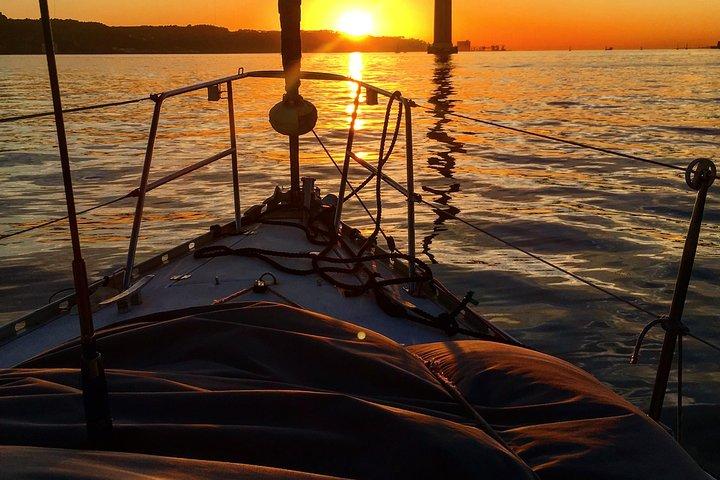 Lisbon Sunset Sensations auf einem privaten Segelboot mit Wein und Snacks