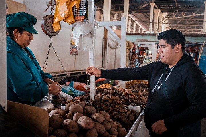 Mercado local y clase de cocina peruana con Pisco Sour en Cusco