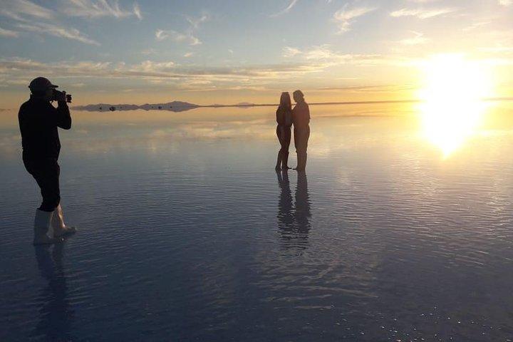 UyuniからのUyuni Salt Flatsの壮大な夕焼け