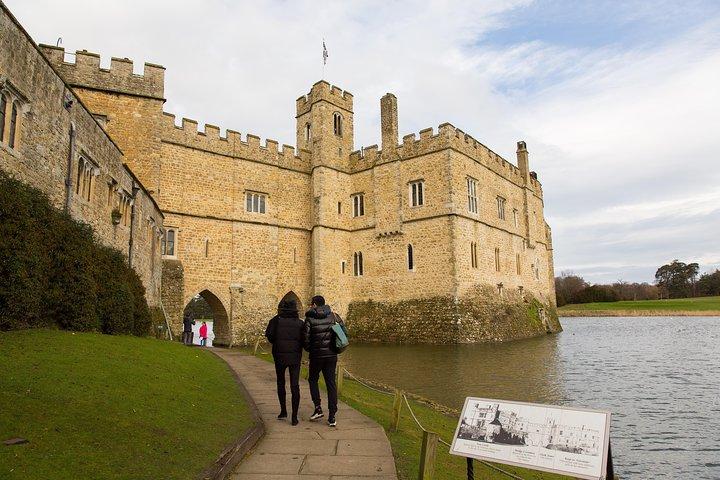 リーズ城、ドーバー海峡の白亜の崖、カンタベリーを巡るロンドン発日帰り旅行 - 大聖堂ガイドツアー付き