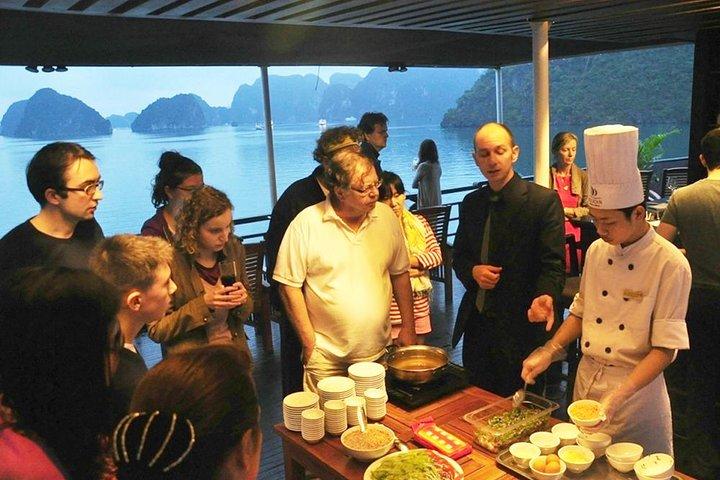 Halong Bay Luxuskreuzfahrt 2D / 1N: Titop Island, Surprise Cave, Kajakfahren, Schwimmen