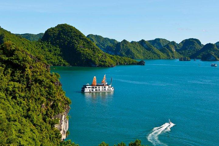 Halong Bay Luxuskreuzfahrt 2D / 1N: Titop Island, Surprise Cave, Kajakfahren, Schwimmen
