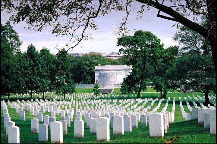 DC Monuments Tour with 10+ Stops & Arlington Cemetery Admission