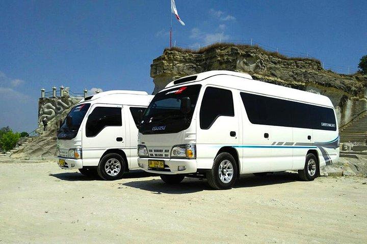 Alquiler de coche privado en Mini Bus Yogyakarta con conductor de habla inglesa