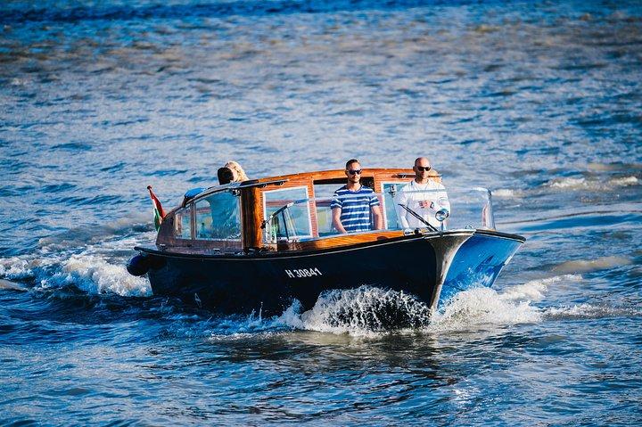 センテンドルへの水上リムジンで行く贅沢なプライベートデイクルーズ