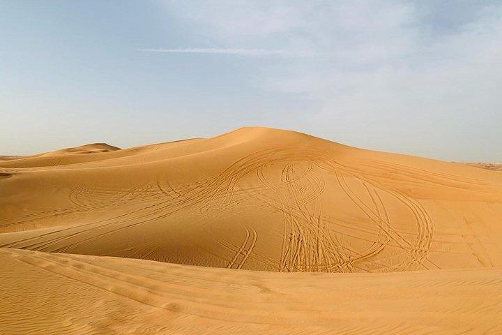 Red Dunes Safari By Quad Bike, Sandboarding, balade à dos de chameau et dîner au barbecue