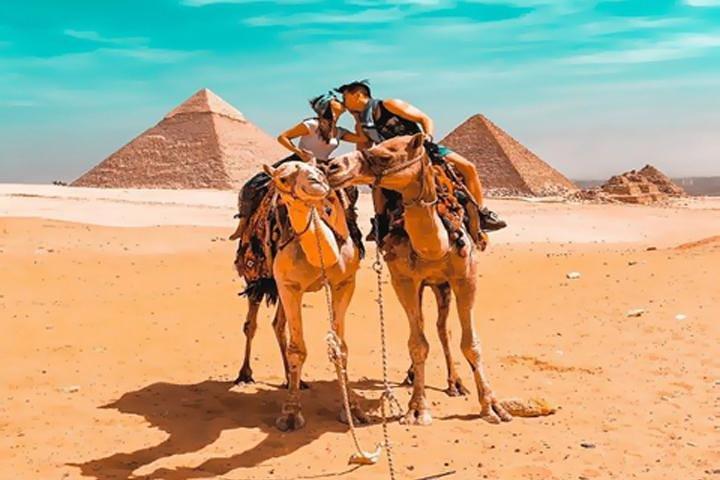 カイロからのキャメルライドとランチを含むサッカラダーシャーとギザへの家族向けのプライベートガイドツアー