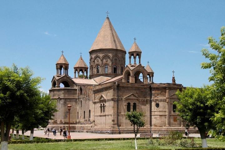 Transportmiete nach Echmiadzin, Zvartnots, Khor Virap, Garni, Geghard