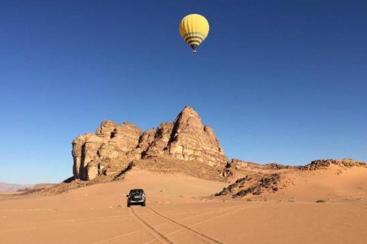 Traslado privado premium entre la ciudad de Ammán o el aeropuerto y Wadi Rum