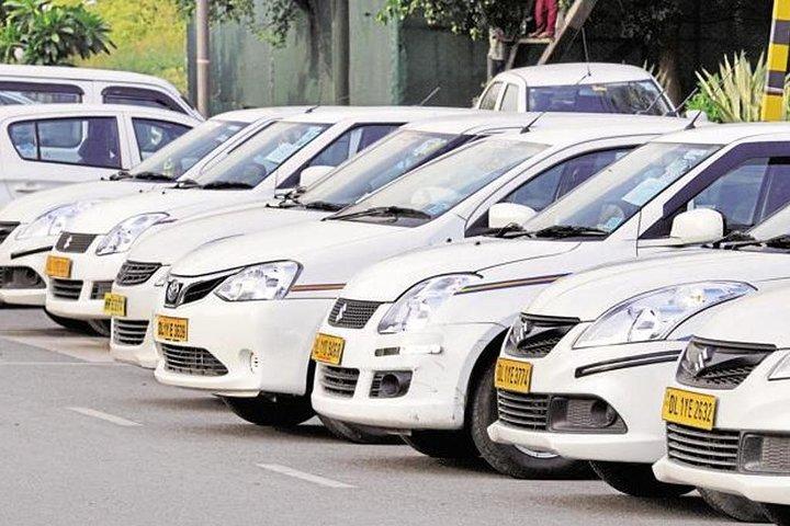 Trasferimento dall'aeroporto di Agra a Delhi in auto con aria condizionata