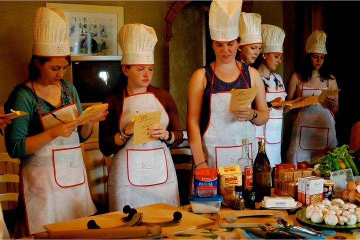 サン・ジミニャーノワイナリーでトスカーナパスタを調理–学び、料理し、味わう