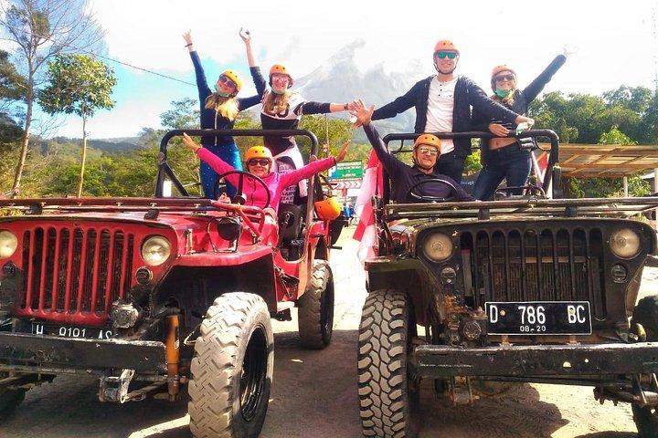 Tour privado de lava en jeep por el volcán Merapi, incluido el amanecer